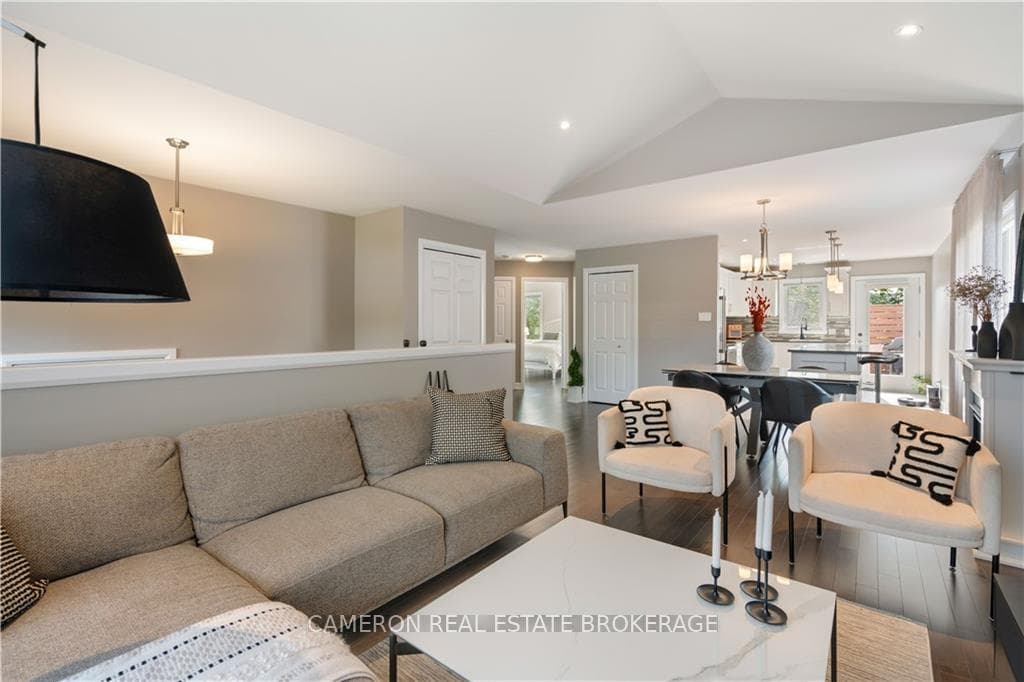 120 EMILY JADE Crescent photo 5