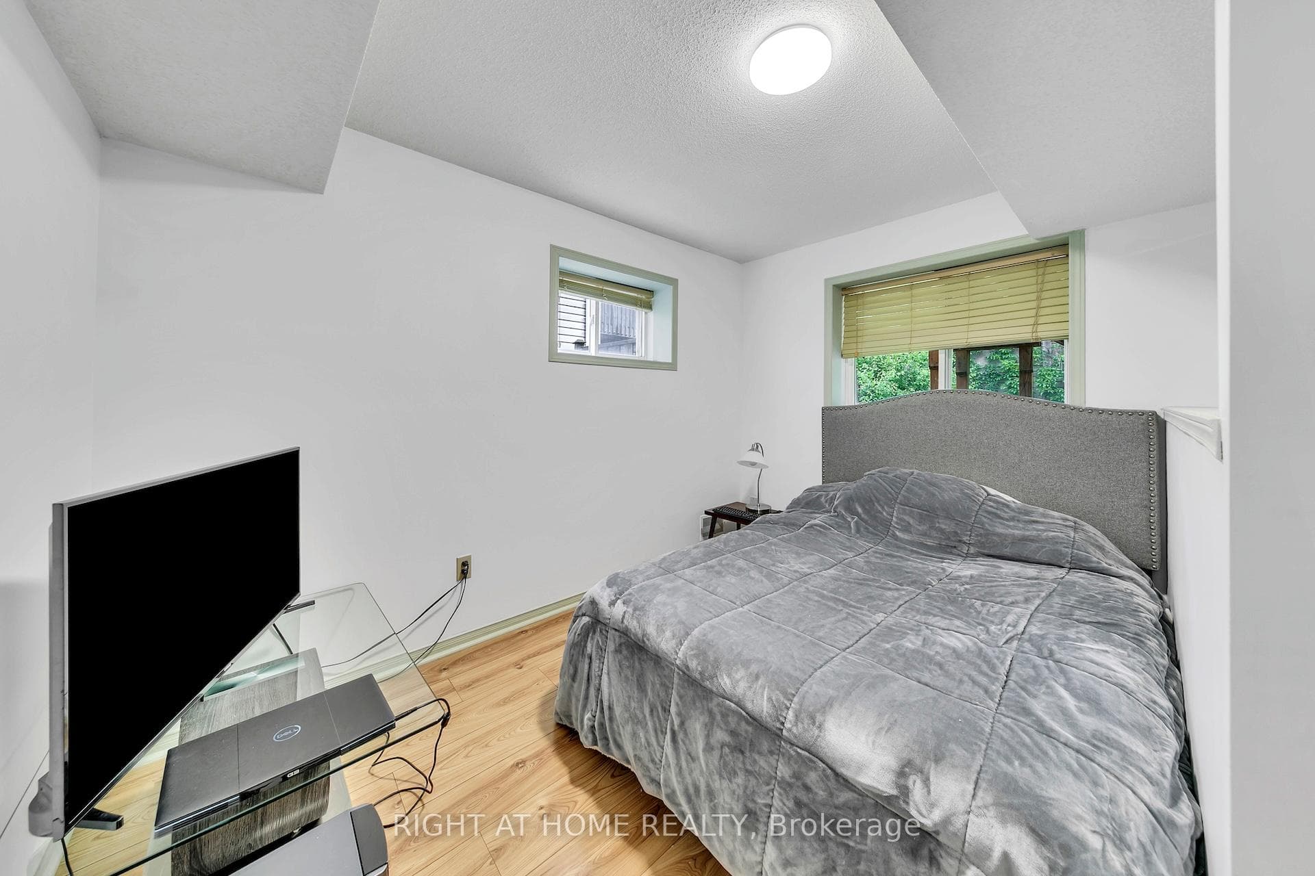 77 Milson Crescent photo 34