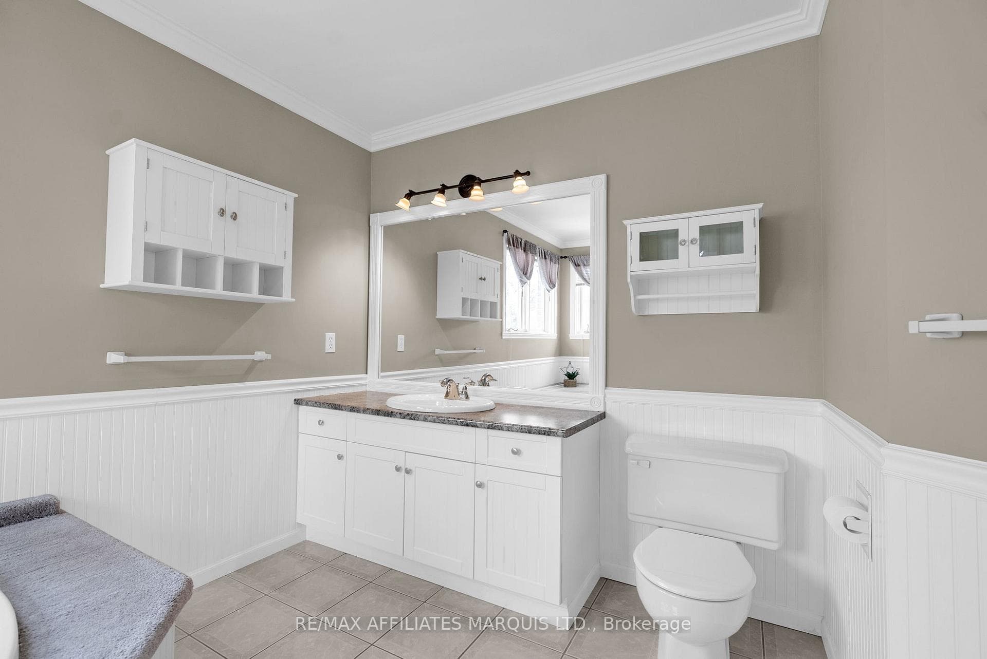 831 Chelsea Crescent photo 18