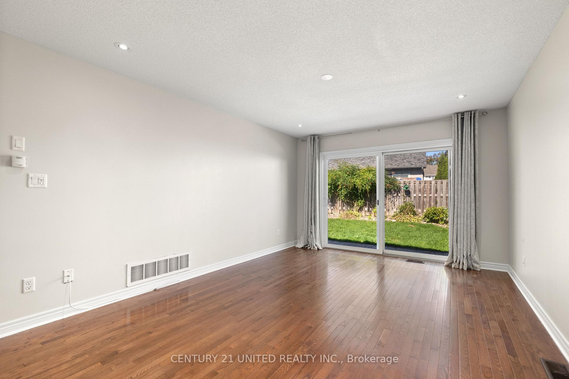 63 Fallingbrook Crescent photo 28