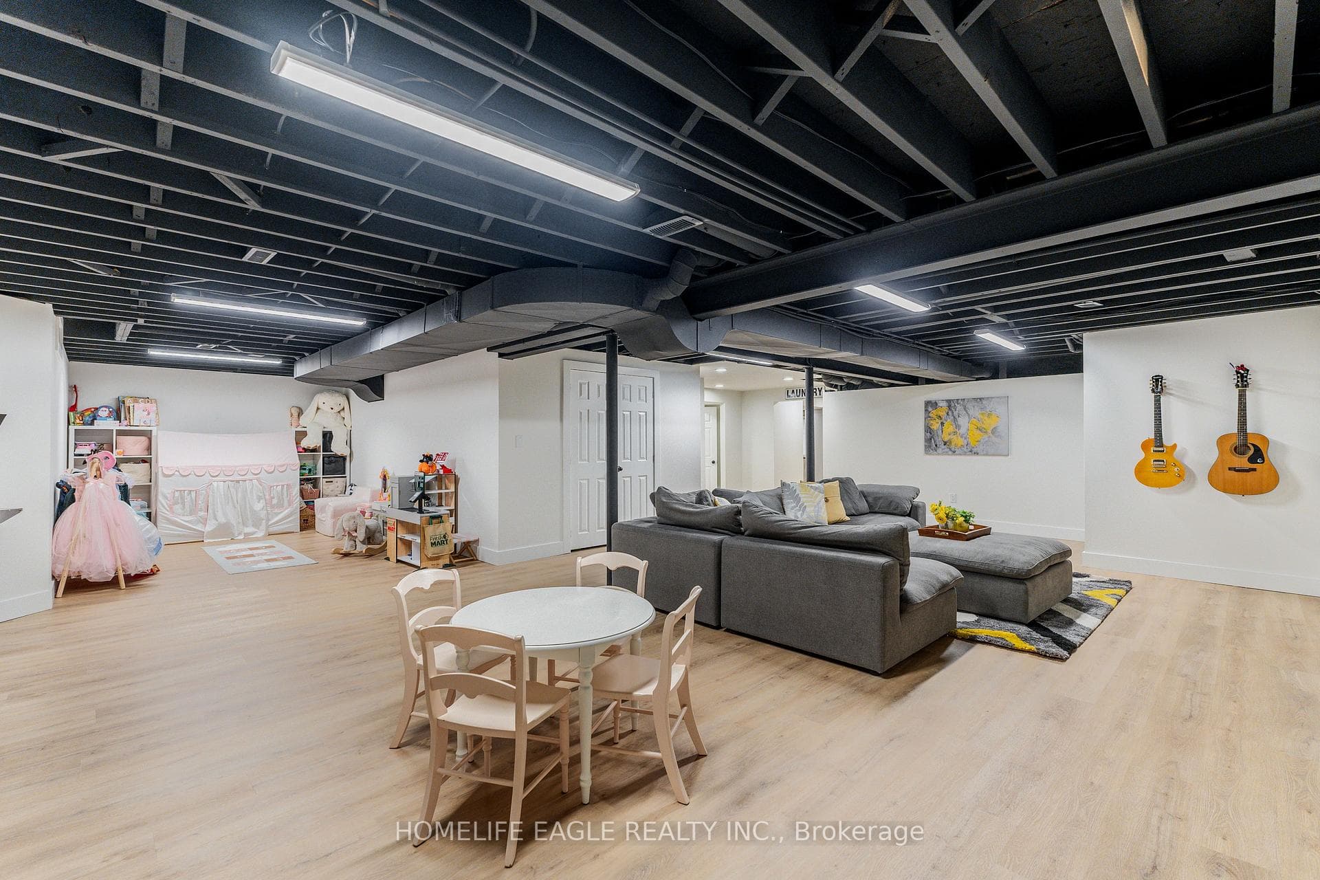 200 Narinia Crescent photo 32