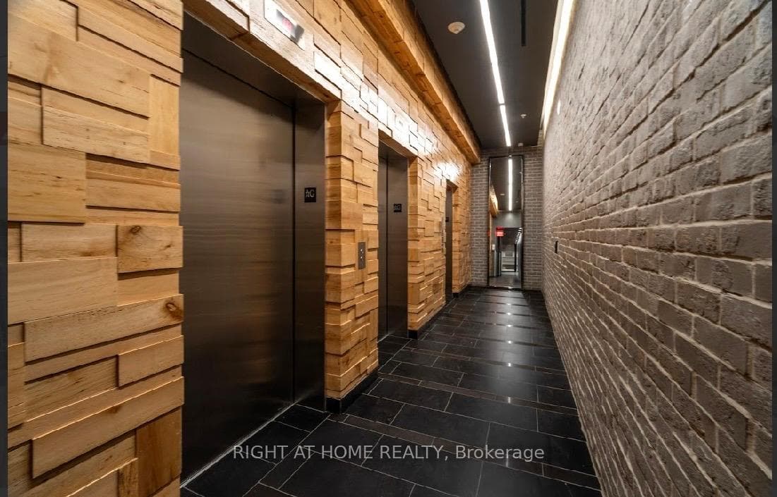 210 SIMCOE Street Unit 2011 photo 7