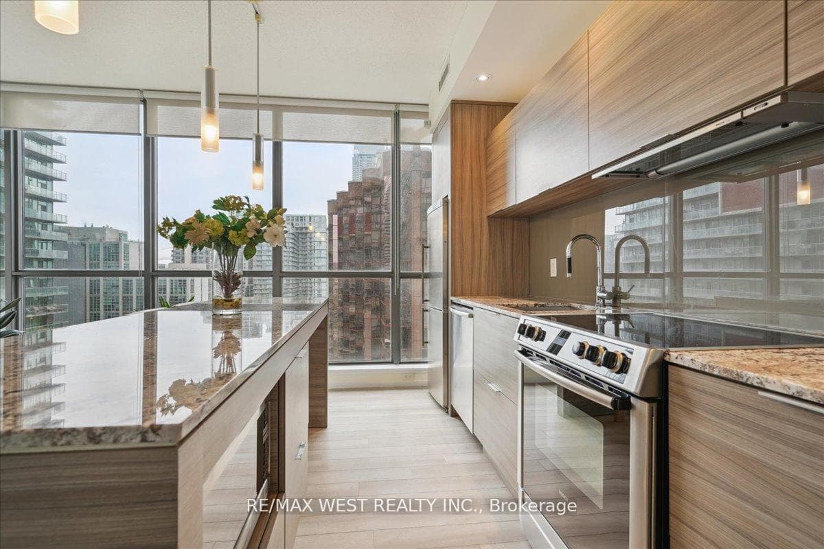 8 Charlotte Street Unit 1106 photo 3