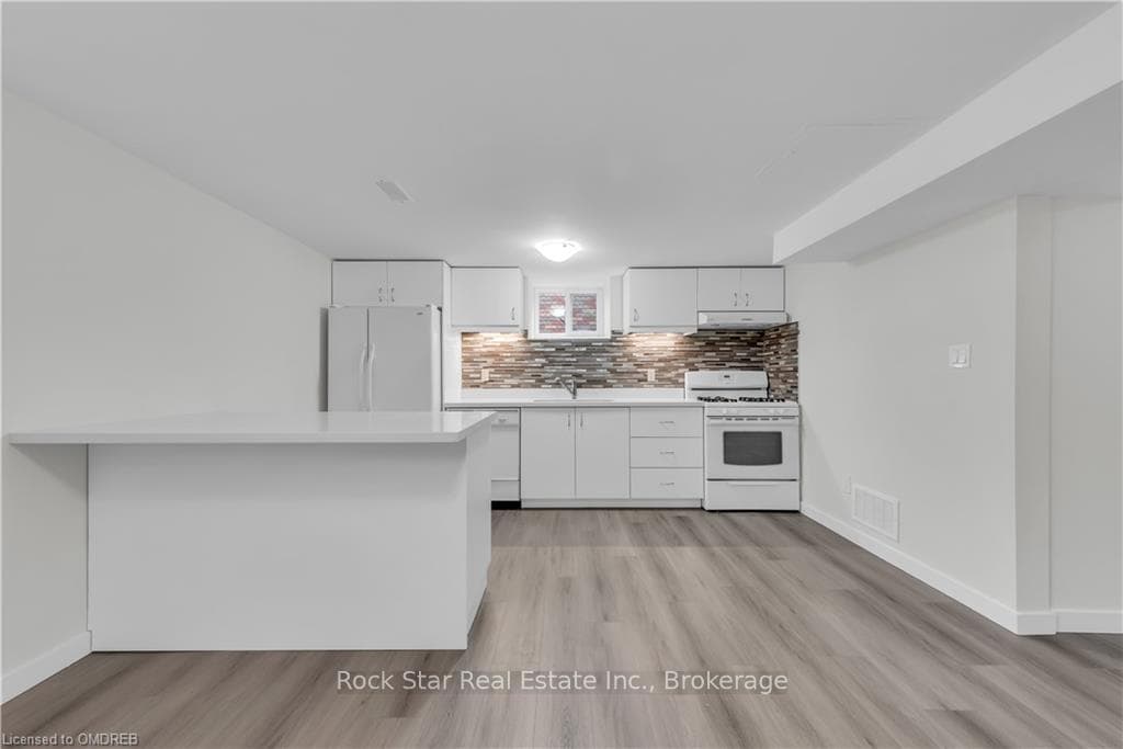 17 VICTOR Boulevard Unit B photo 5
