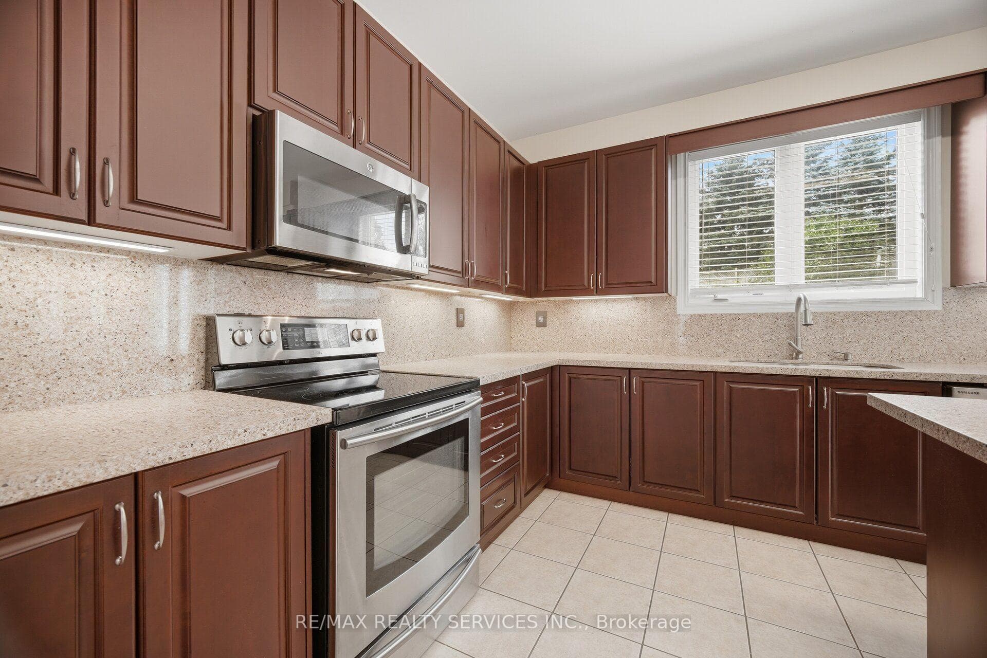 15 Upper Canada Drive photo 16