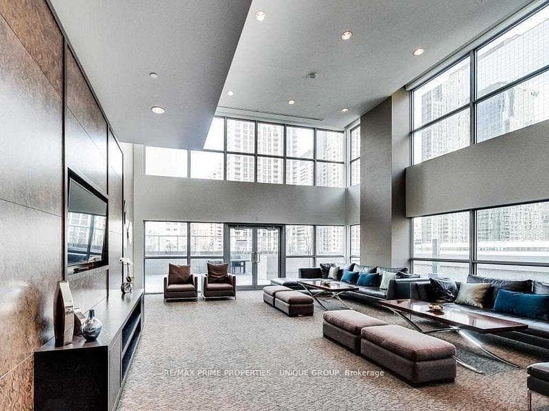 386 Yonge Street Unit 3807 photo 7