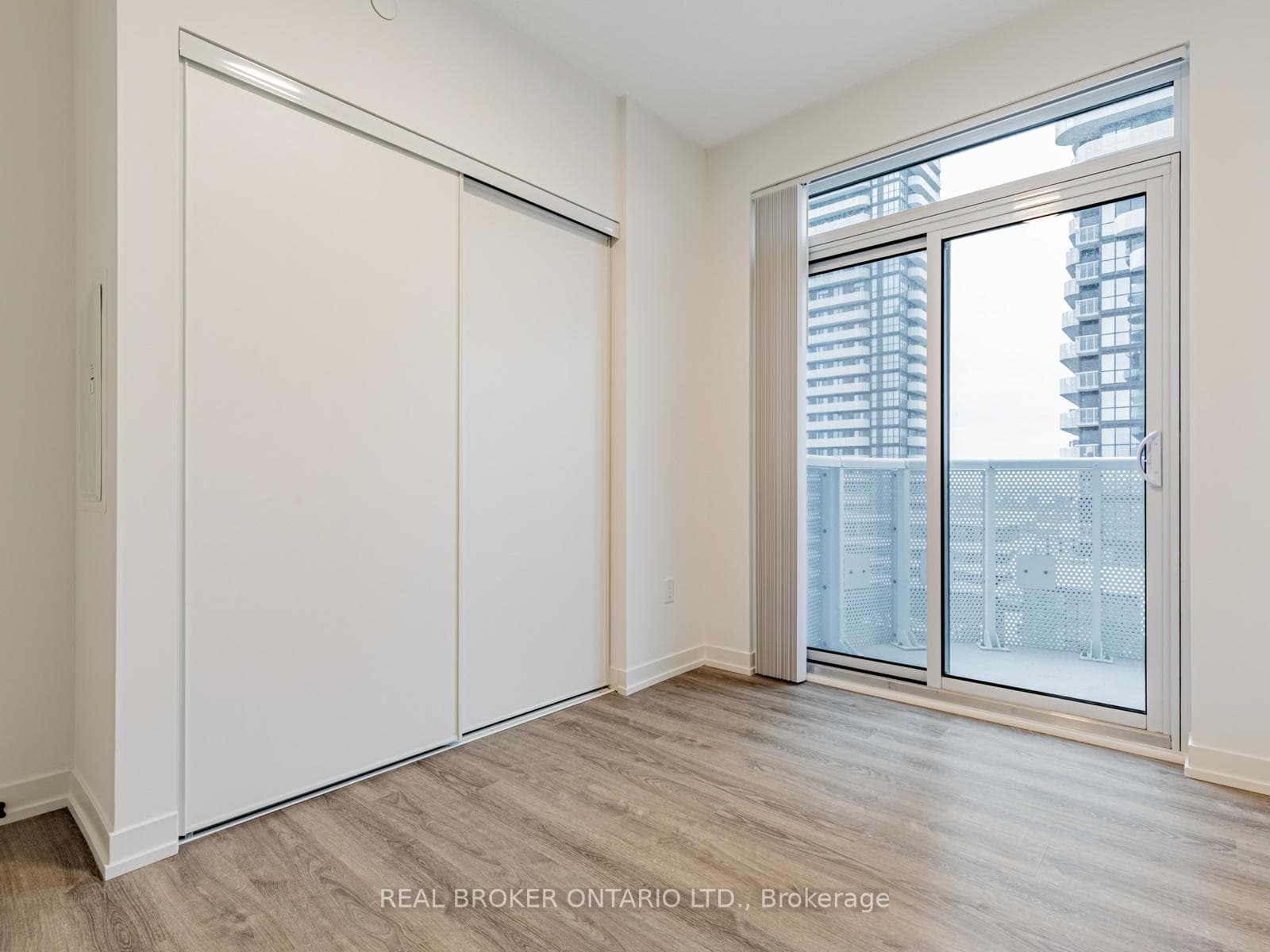 8 Interchange Way Unit 712 photo 6