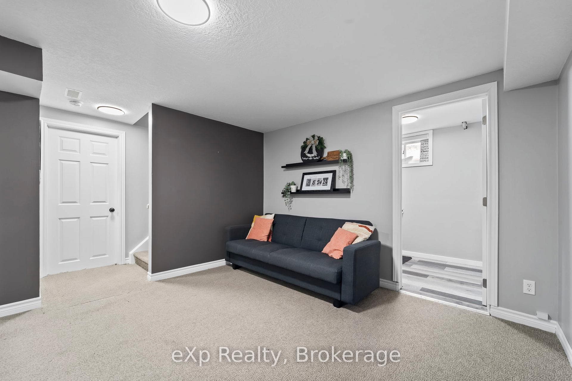 470 QUEEN Street photo 19