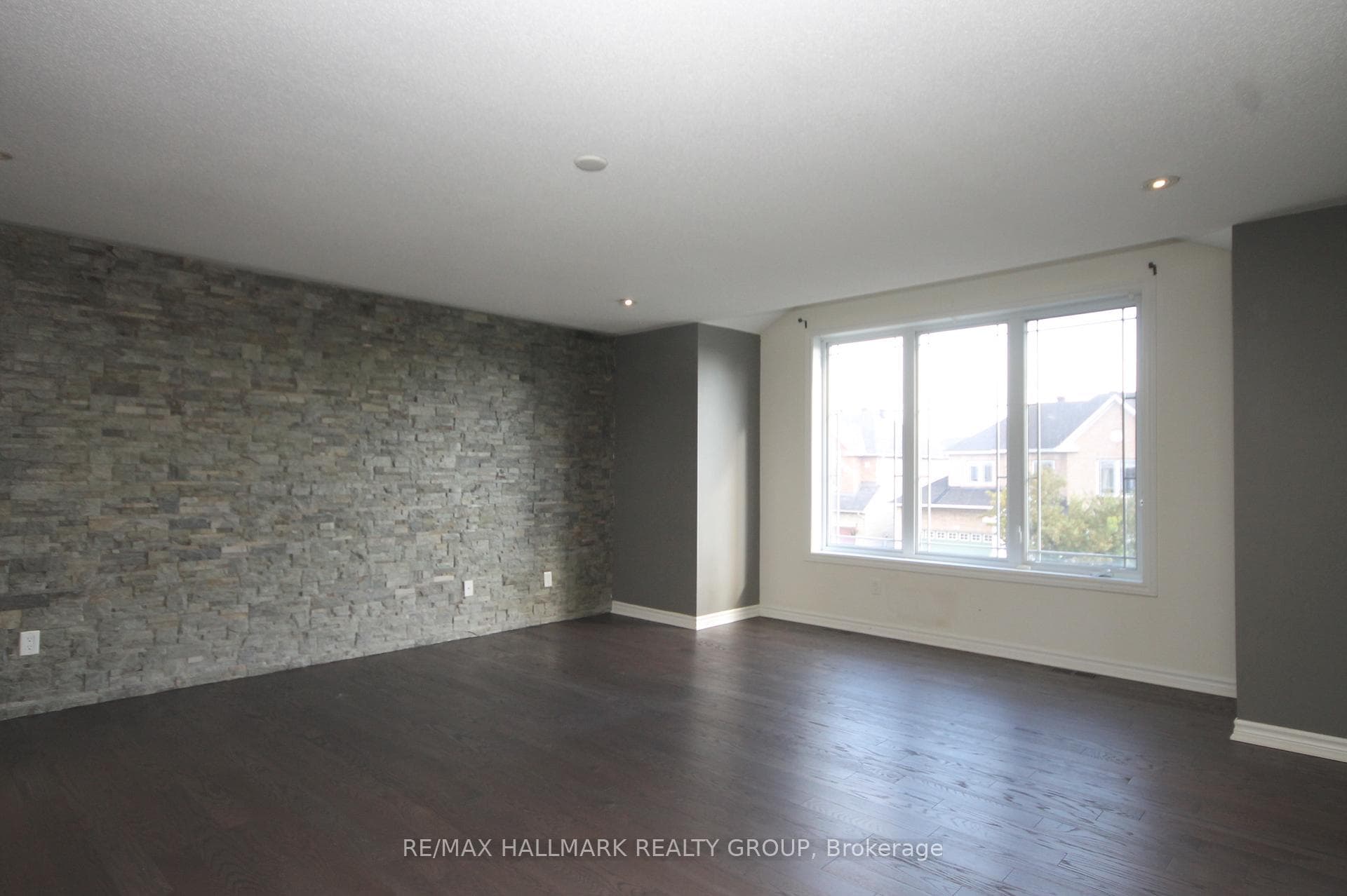 322 FAIRLAKES Way photo 24