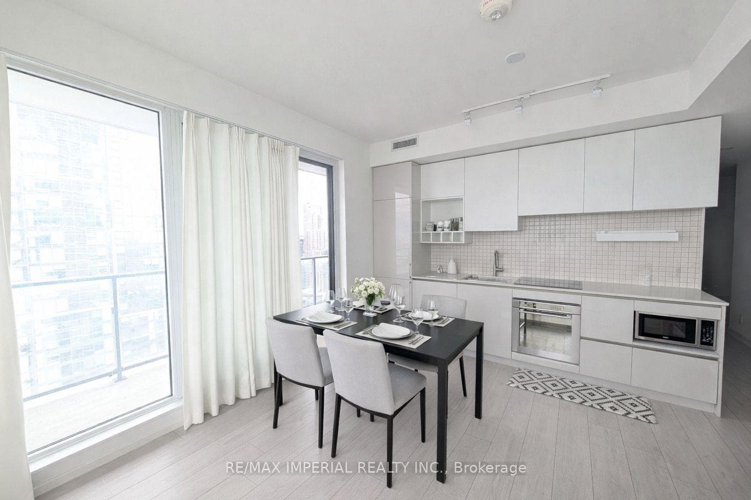 Dining (virtual staging)