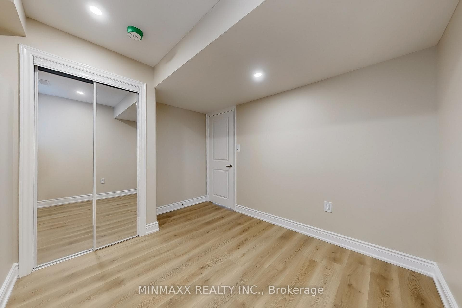 465 Thornborrow (2-Bed Walkout Bsmt Apt) Court photo 24
