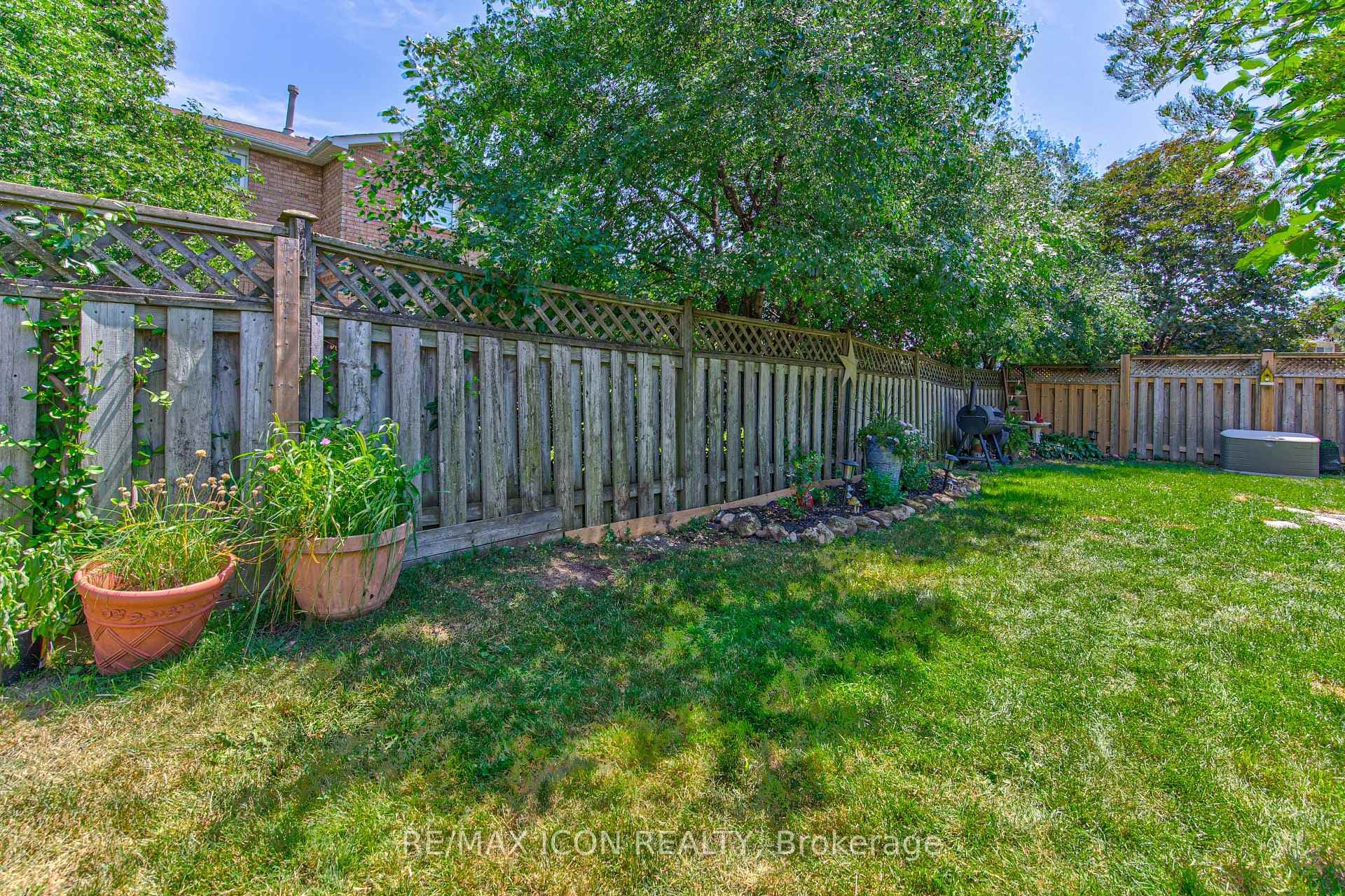 15 Hall Crescent photo 44