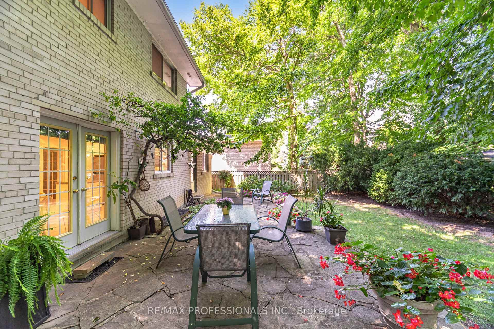 7 Queensborough Crescent photo 32