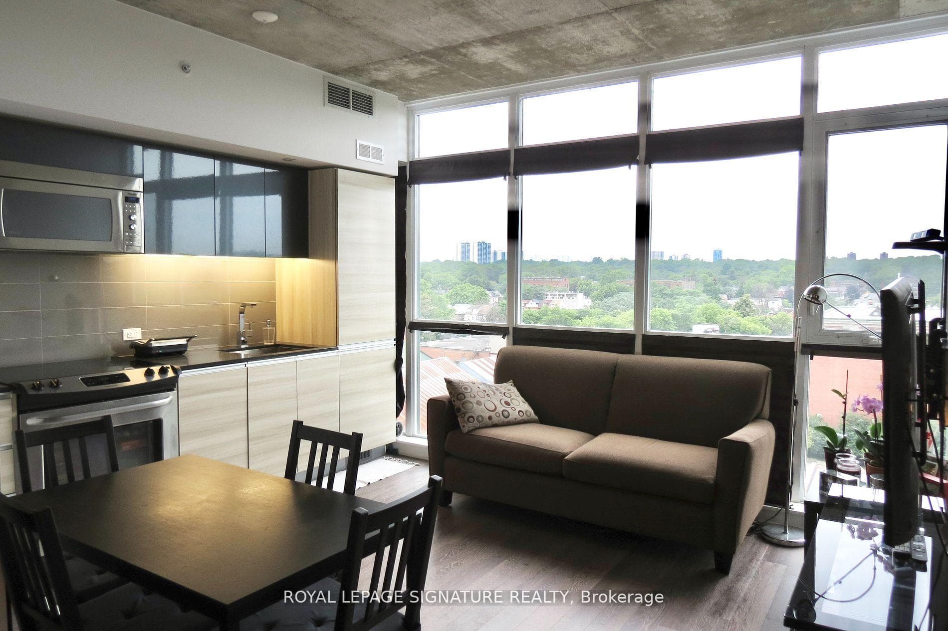 1190 Dundas Street Unit 923 photo 2