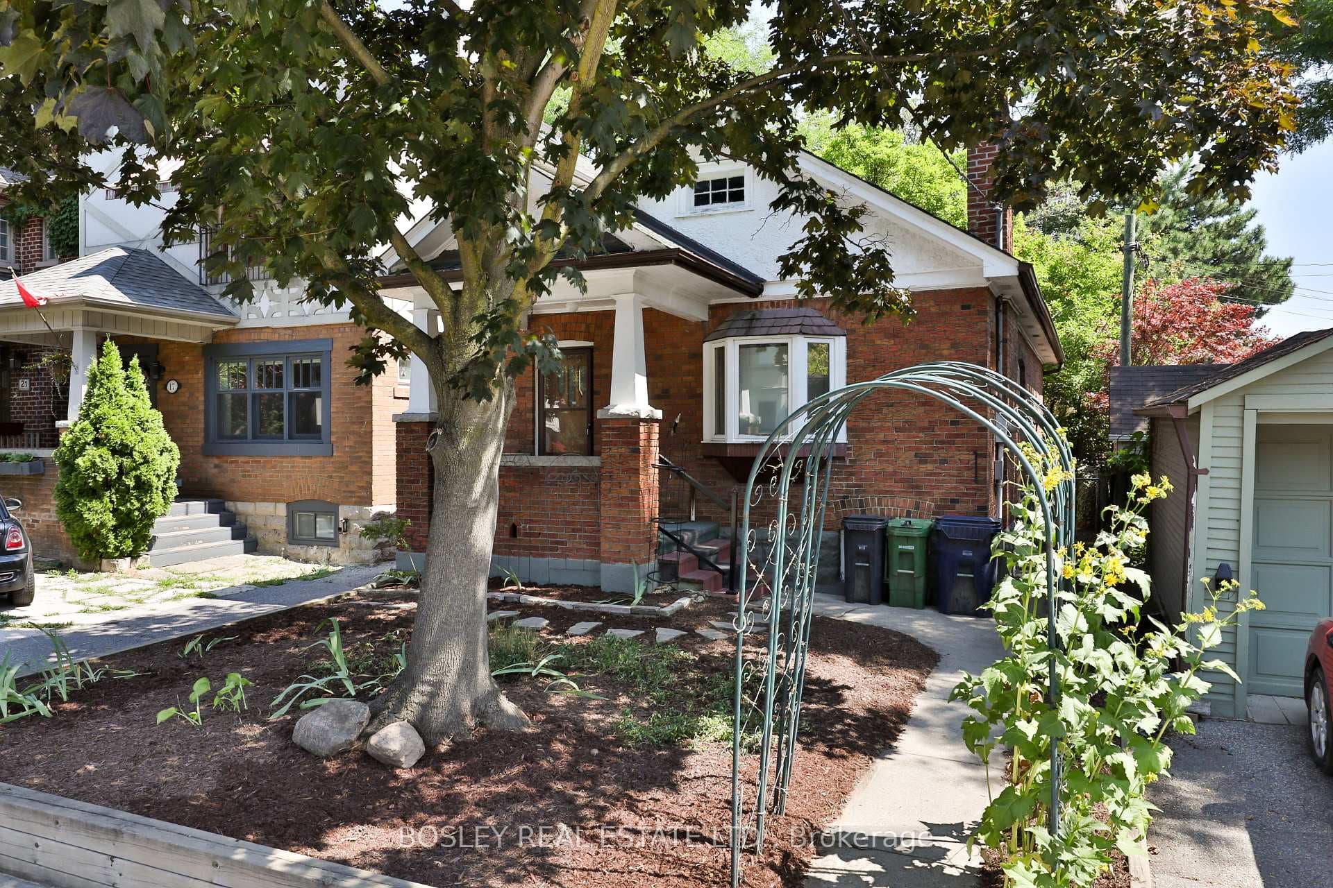 15 Whitewood Road photo 2