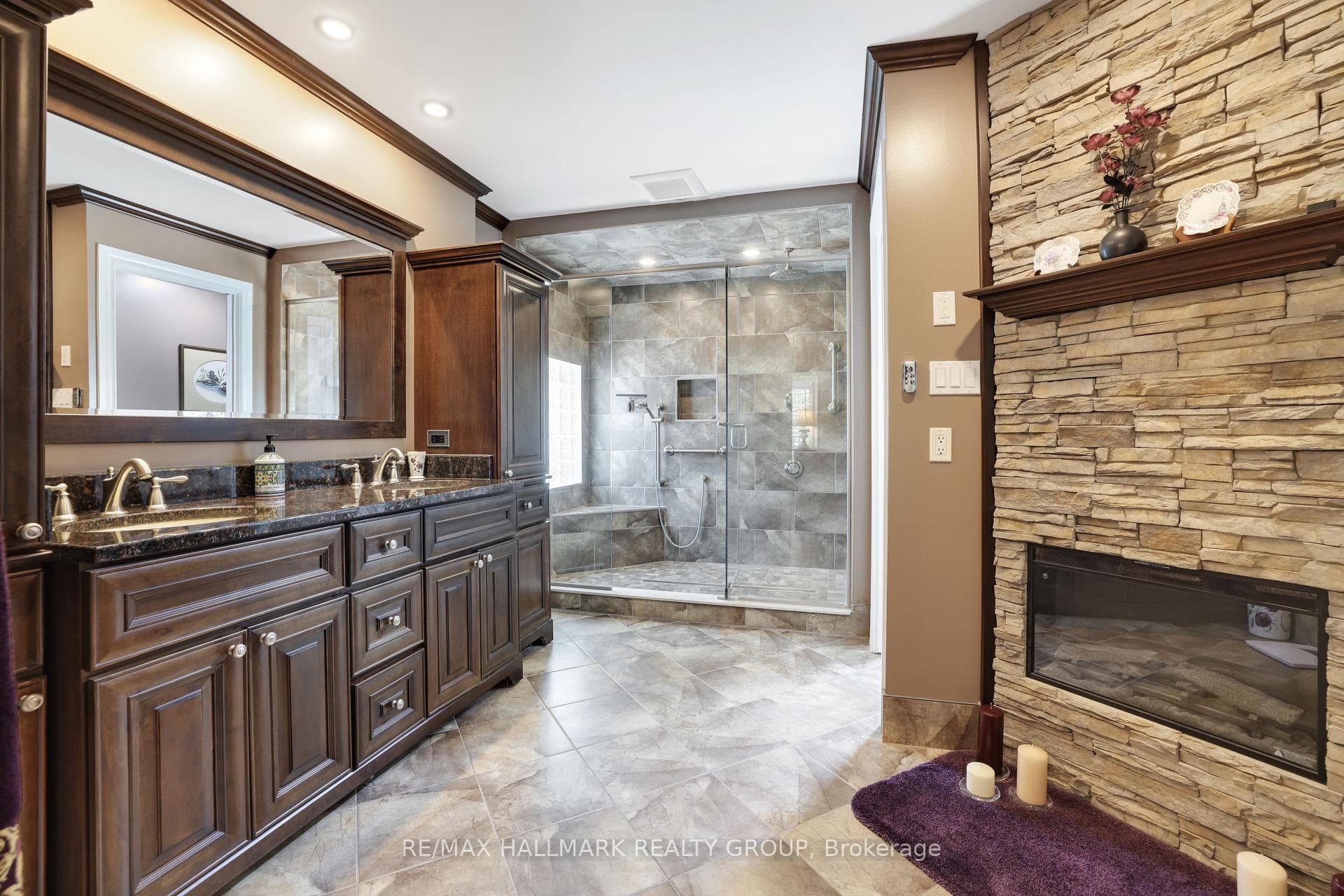PRIMARY EN-SUITE | double sink, access to WIC