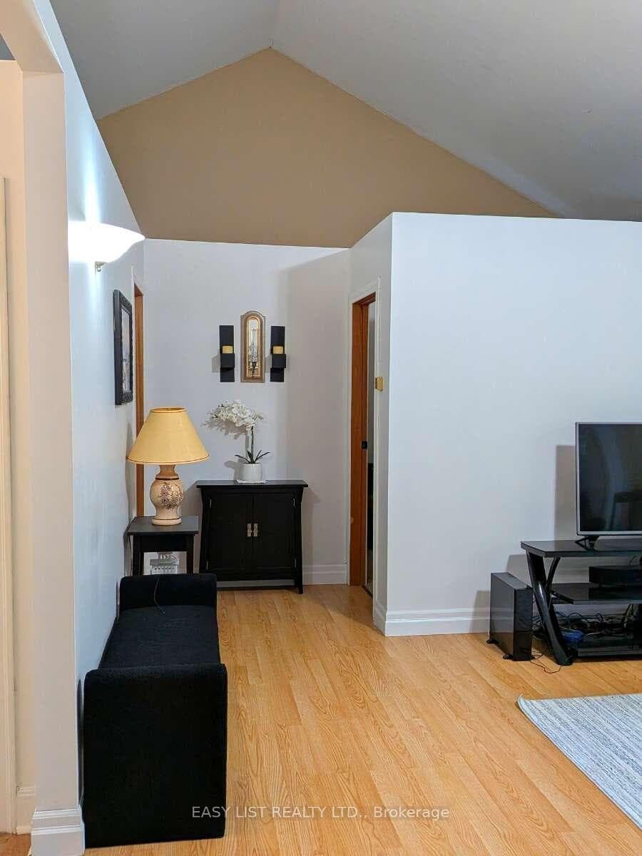 2135 Champlain Road photo 6