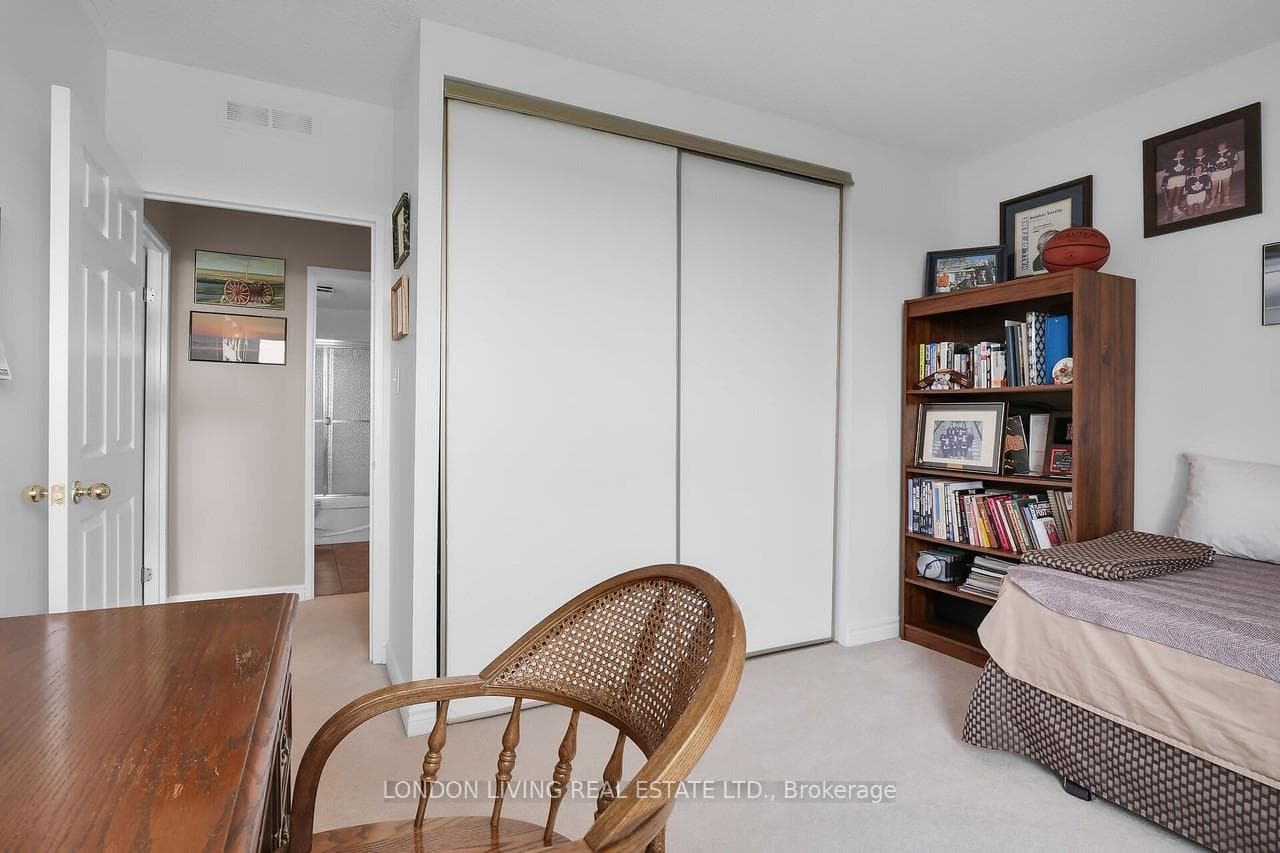 744 Wonderland Road Unit 805 photo 21