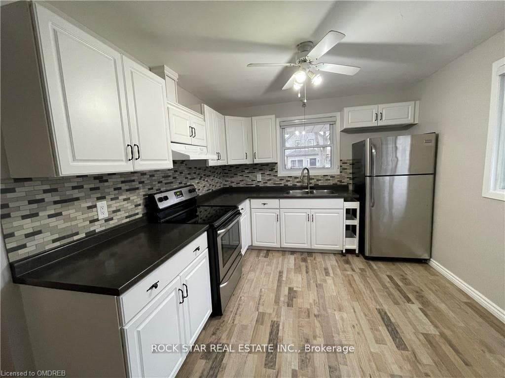 82 Deere Street photo 4