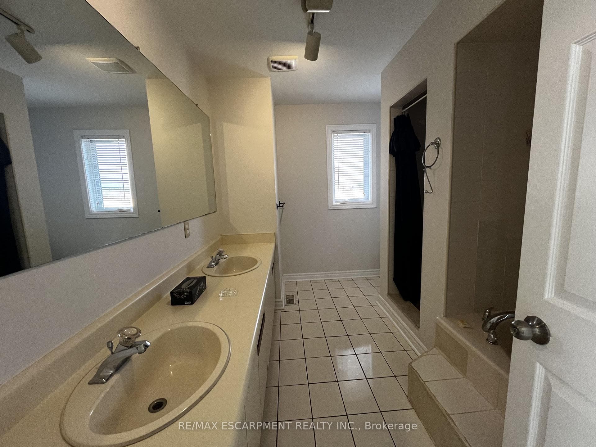 8861 Trafalgar Road photo 9