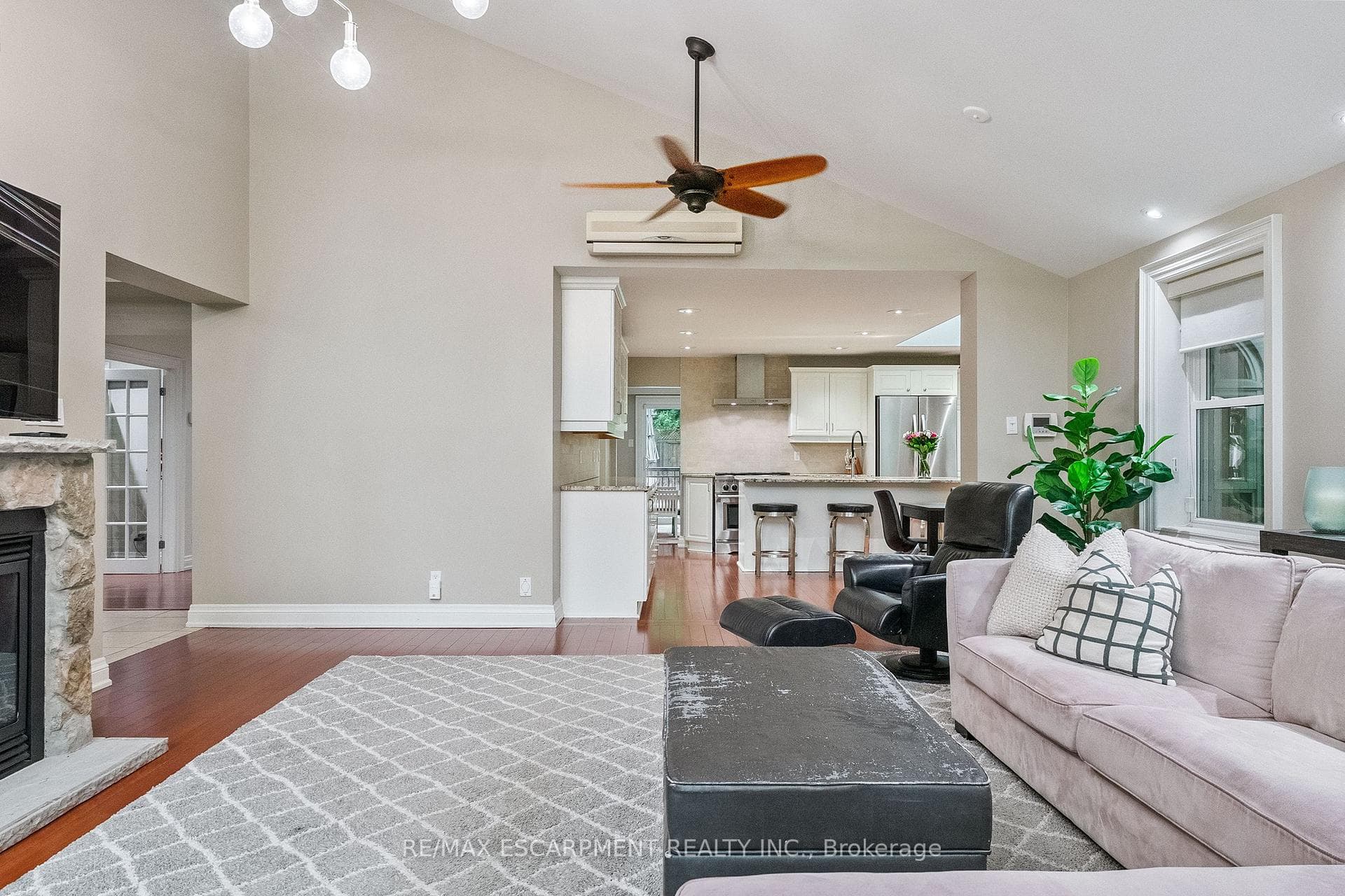615 VANESSA Crescent photo 10