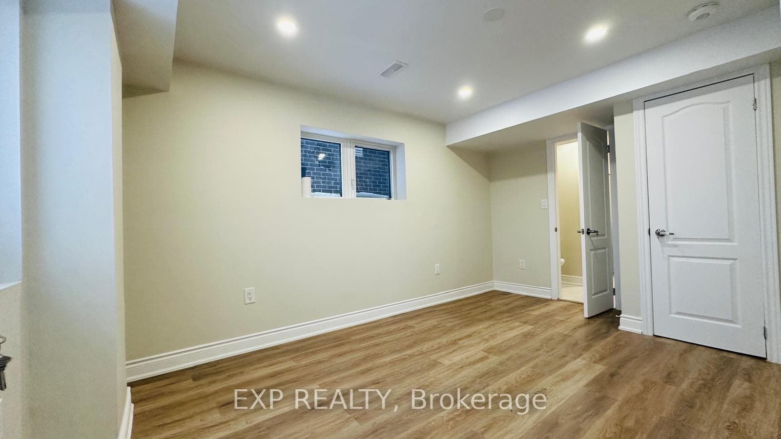 290 WOODBINE Avenue Unit Lower photo 5