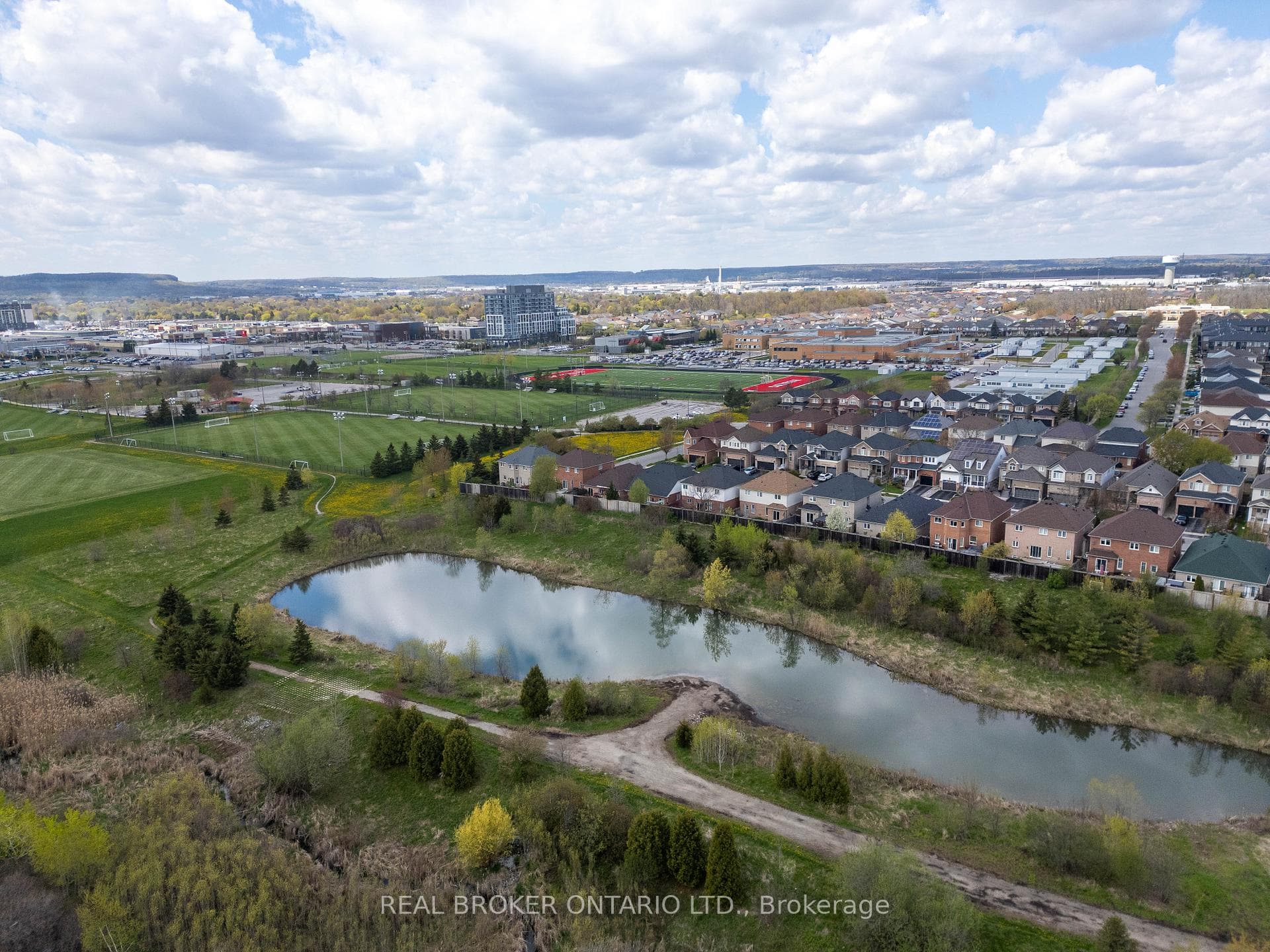 217 Ellis Crescent photo 43