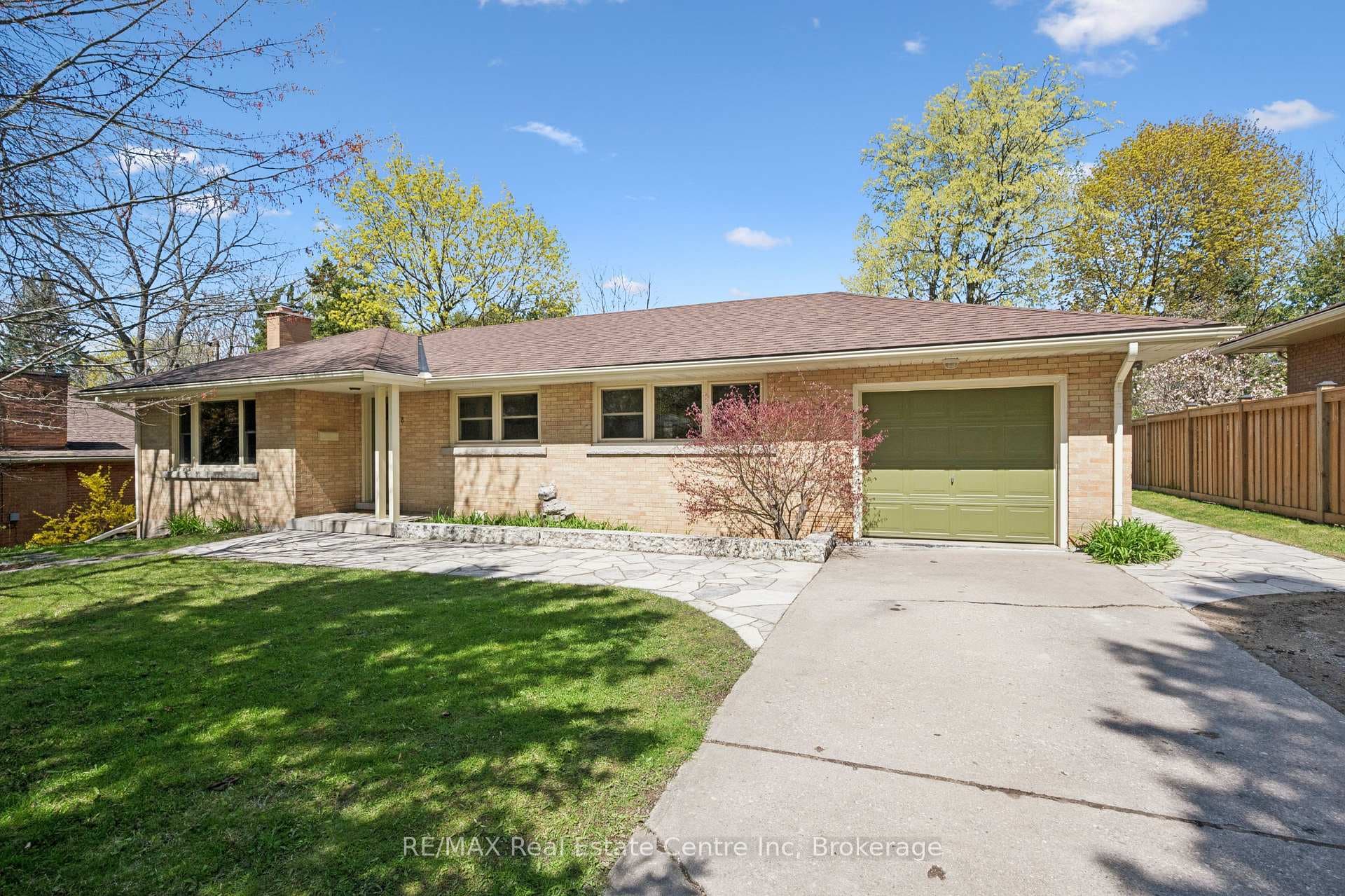8 Harcourt Drive photo 3