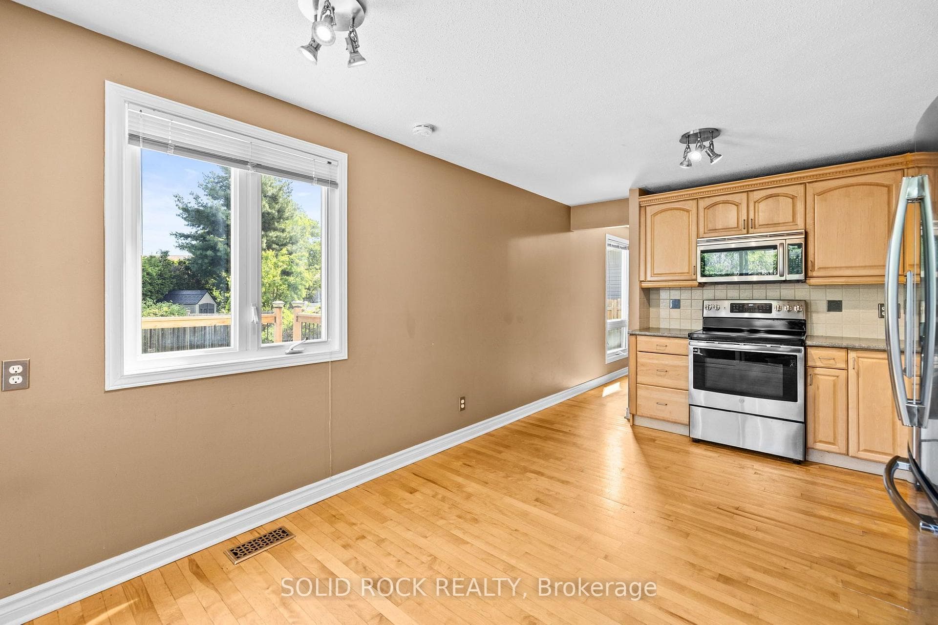 1631 Charbonneau Street photo 14