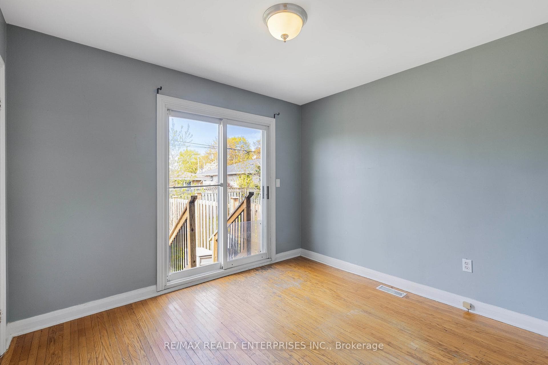 218 Wellington Street photo 16