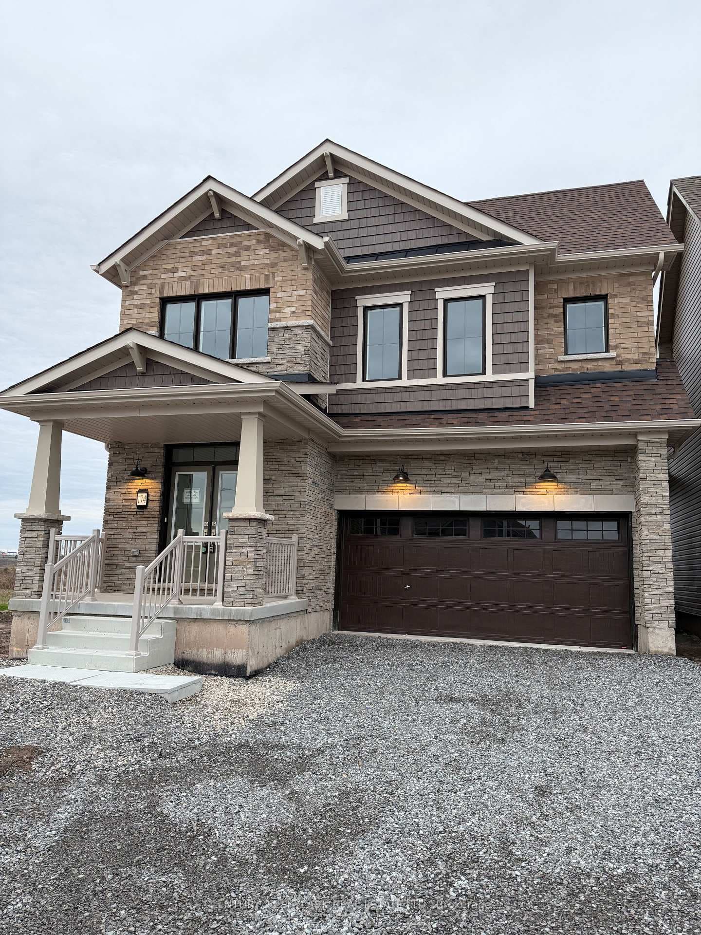 144 Aviron Crescent photo 1