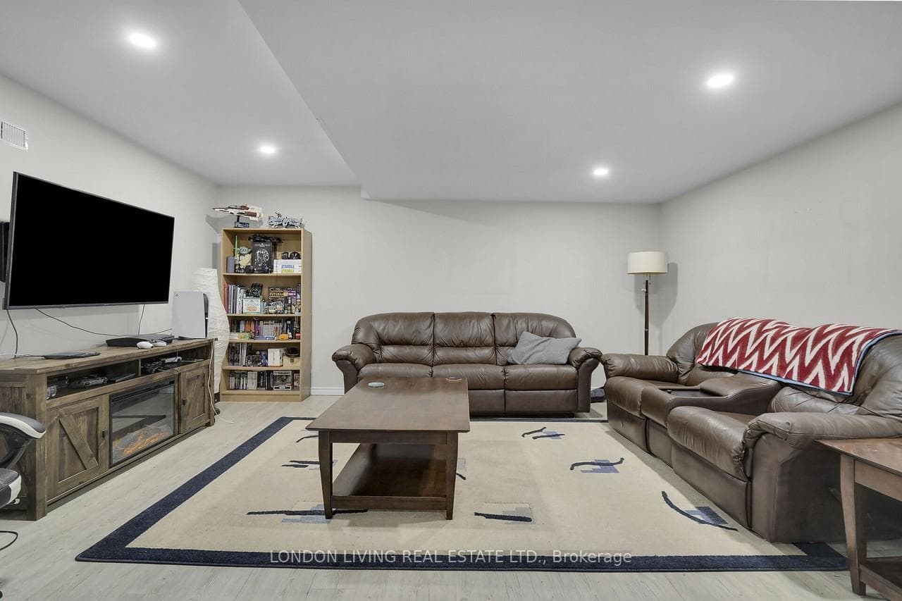 18 Pioneer Drive photo 32