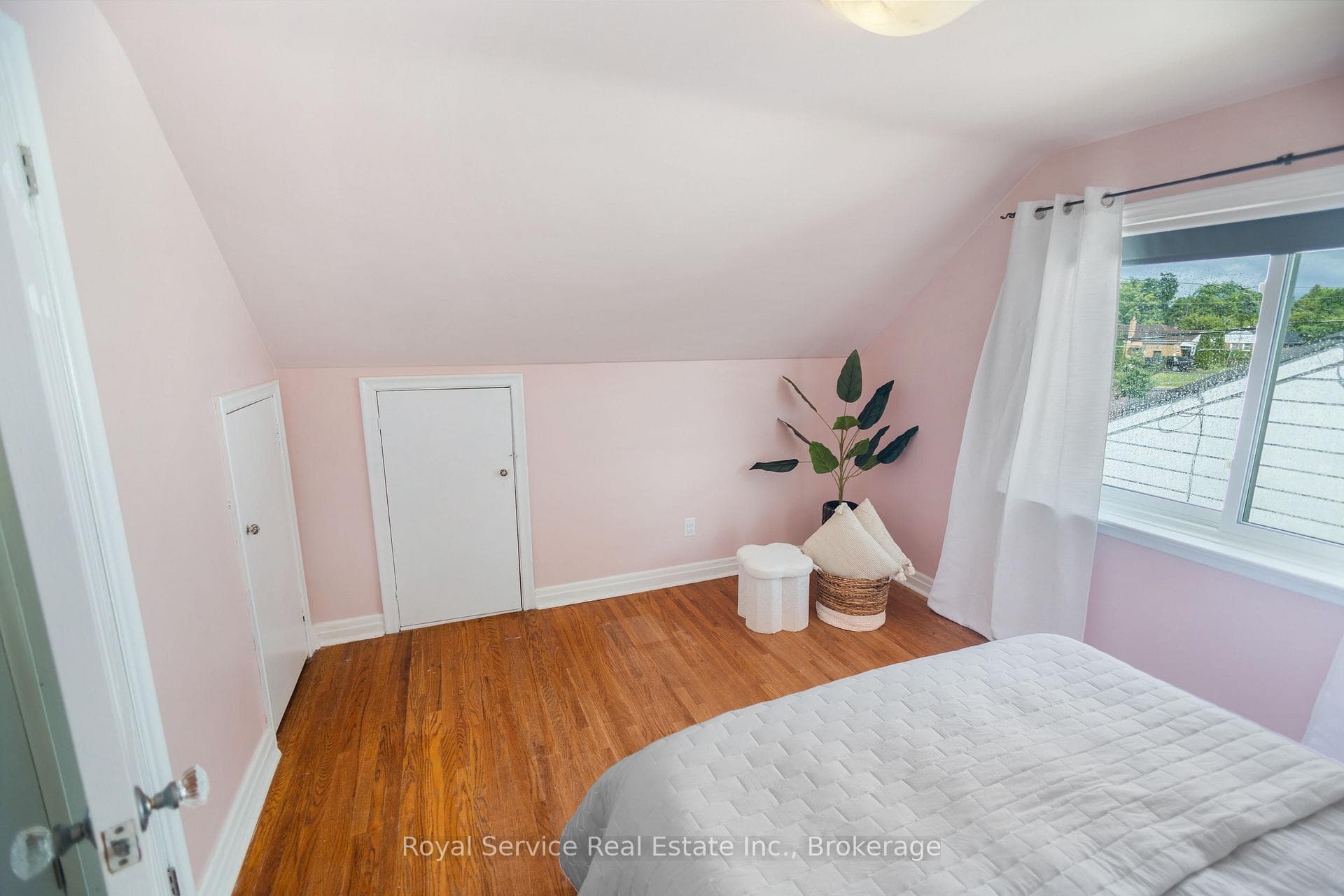 558 Burnham Street photo 24