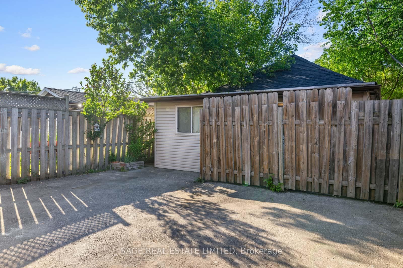 140 Livingstone Avenue photo 36