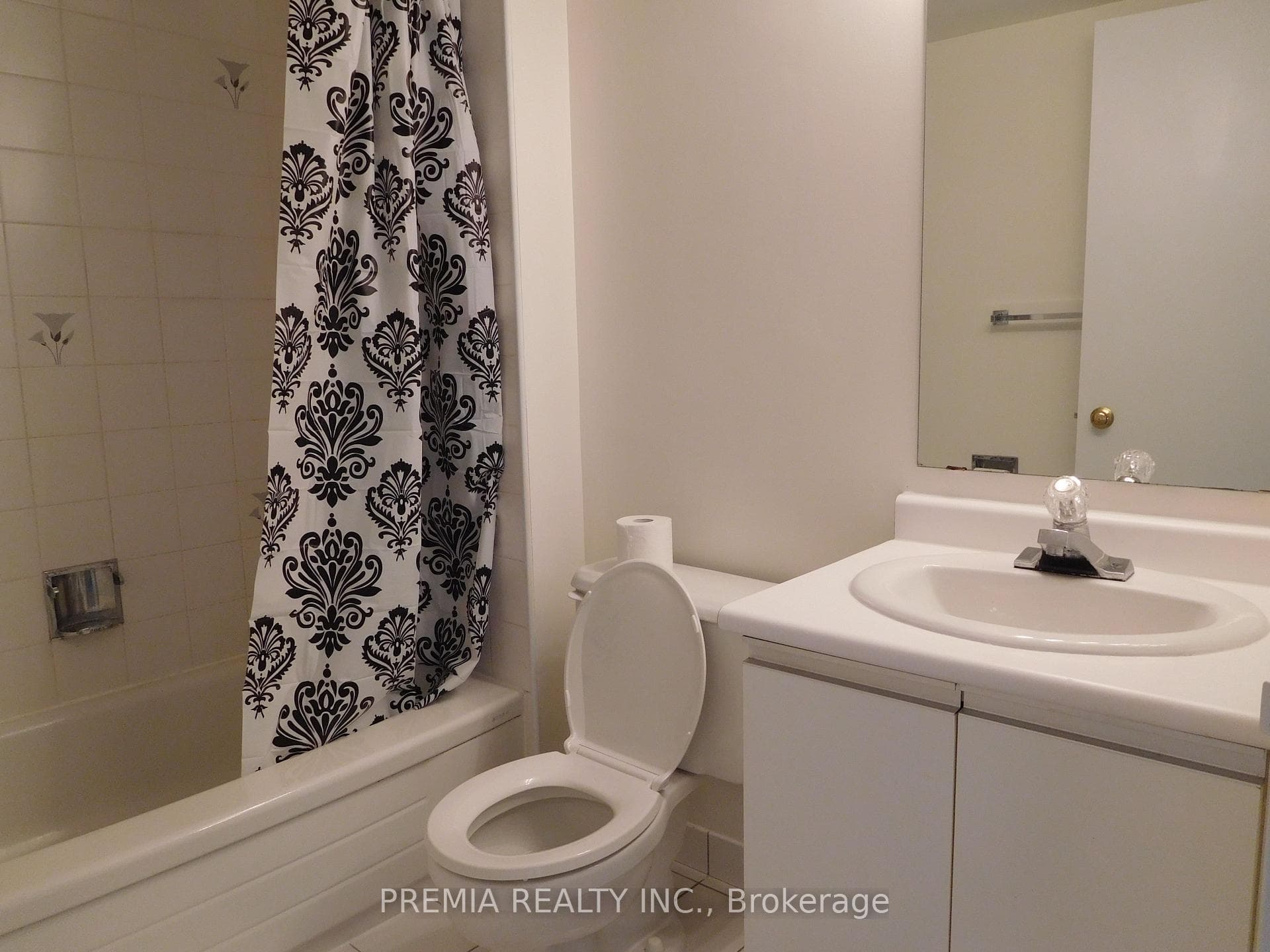 2nd bathroom next to 2nd bedroom