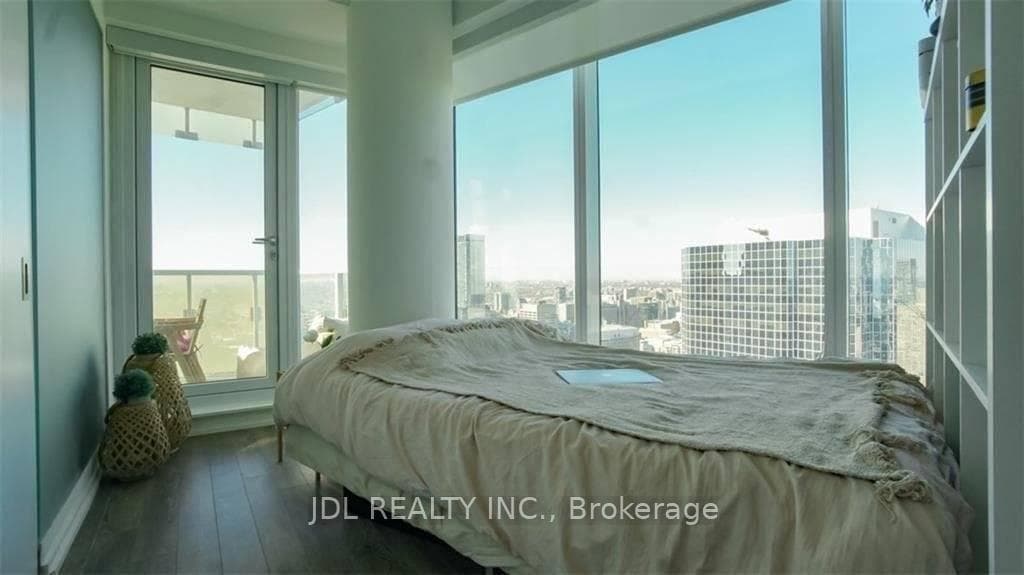 197 Yonge Street Unit 4212 photo 6