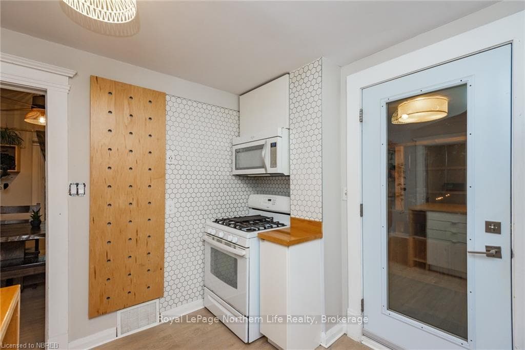 673 JANE Street photo 15