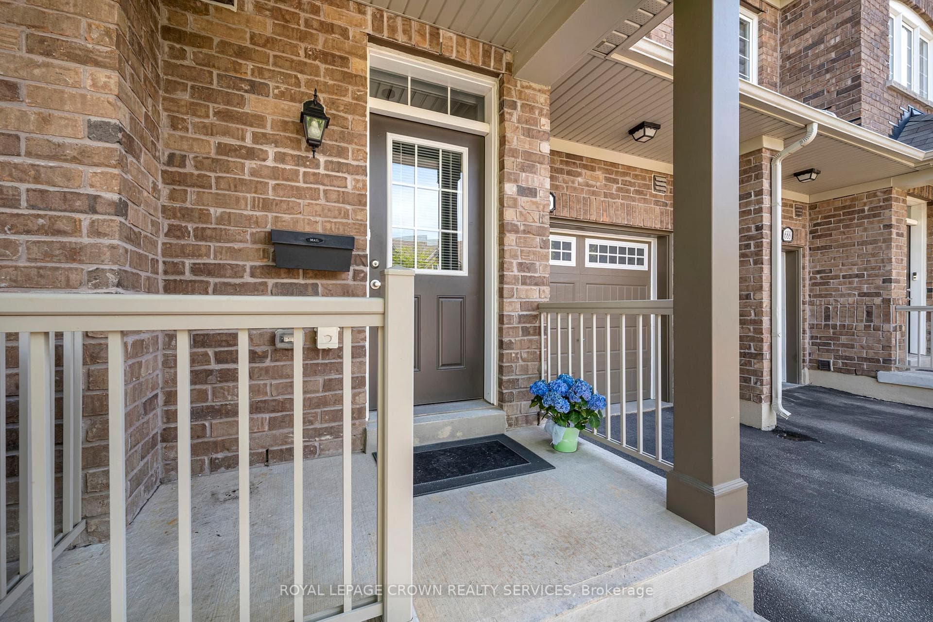 686 Wendy Culbert Crescent photo 3