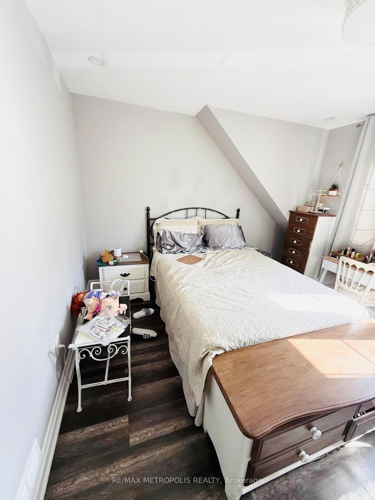 383 Coxwell Avenue Unit MAIN & UPPER photo 27