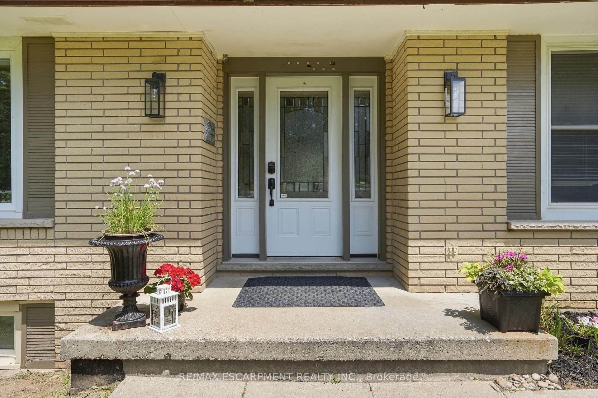 318 Freelton Road photo 6