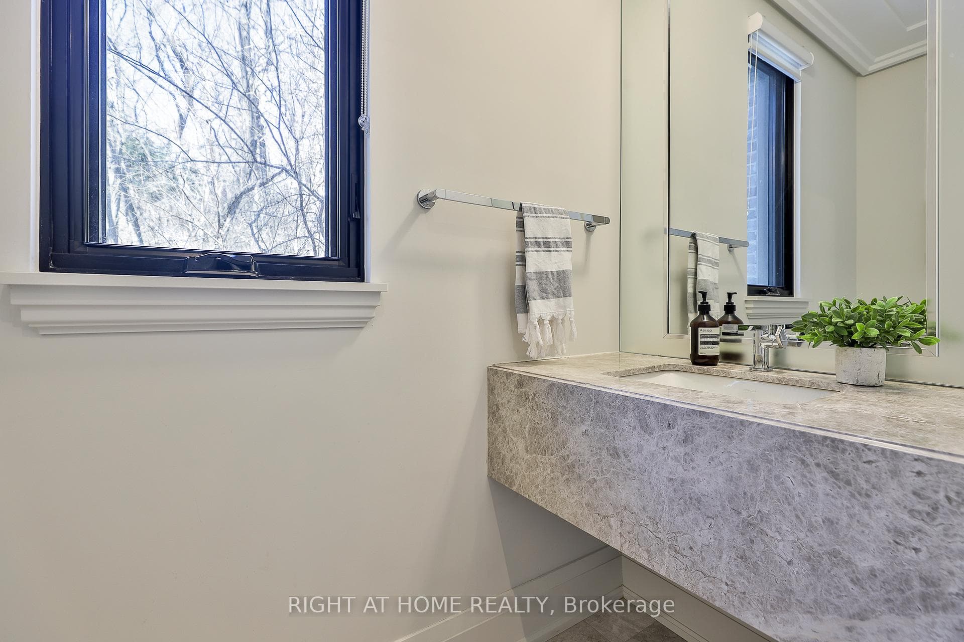 363 Avenue Road photo 13