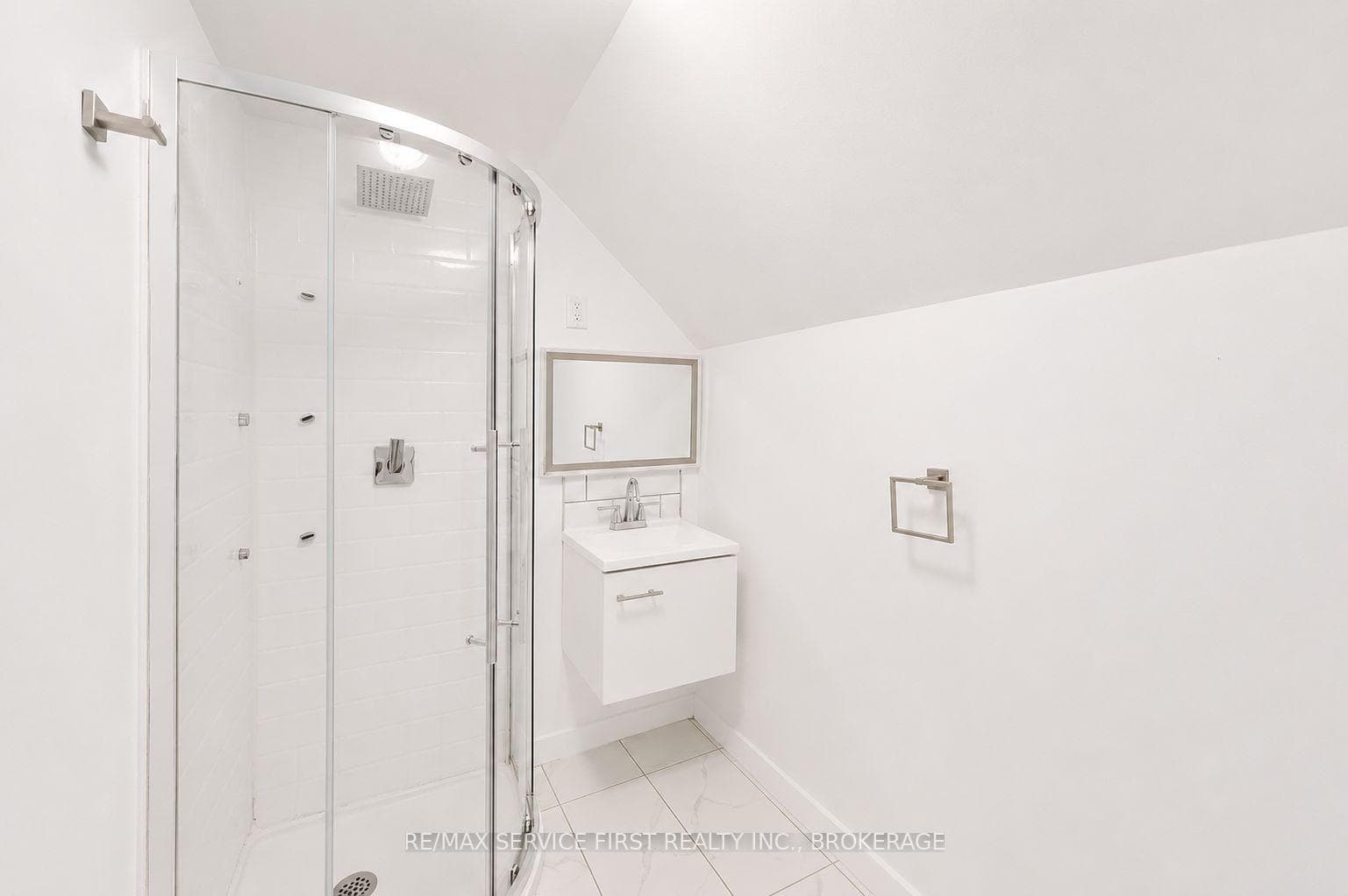 211 RAGLAN Road photo 22