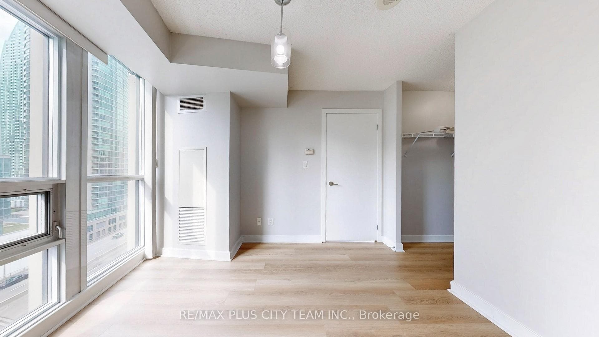 18 Harbour Street Unit 1305 photo 13