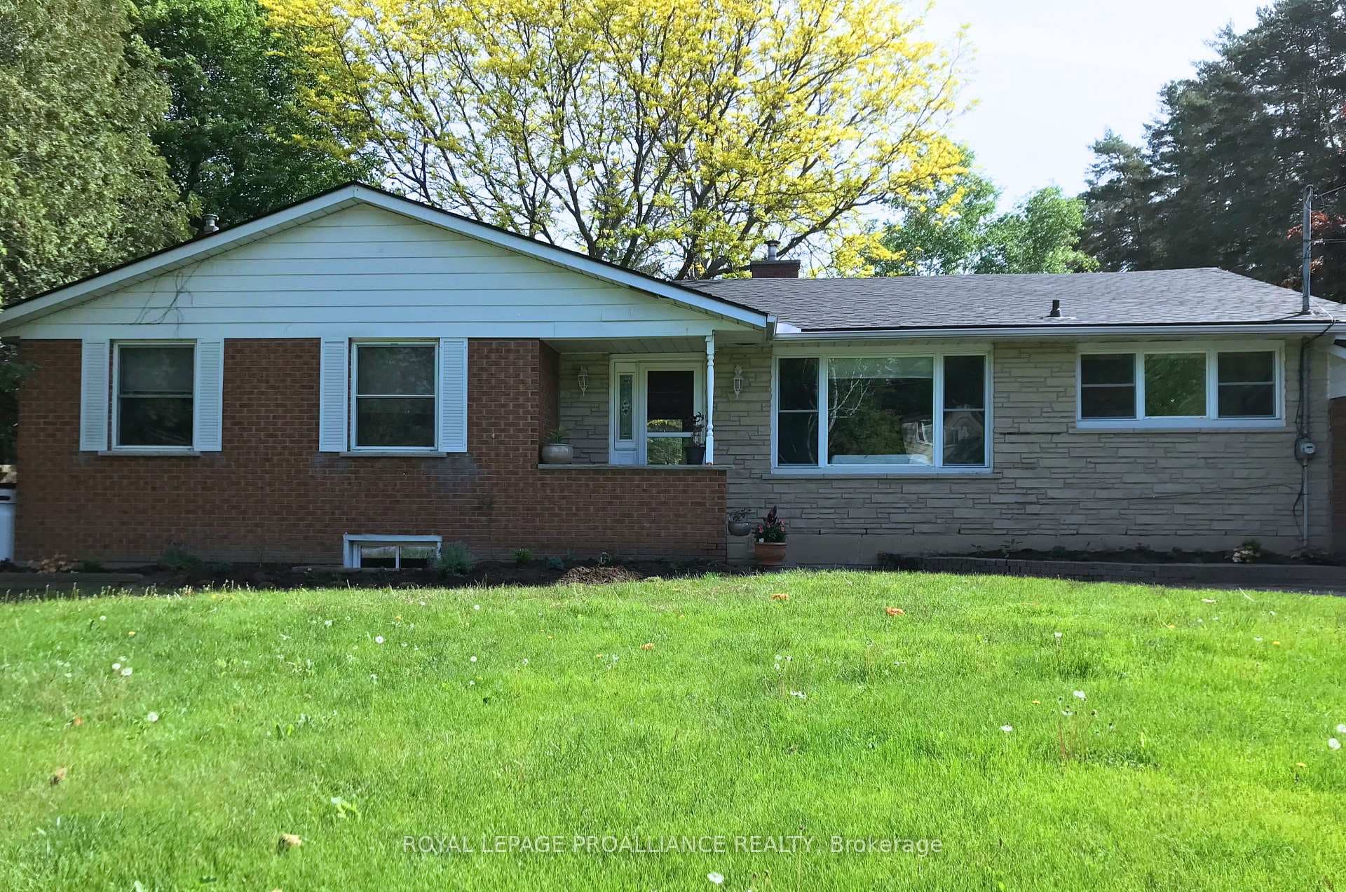 107 Fenwood Crescent photo 1