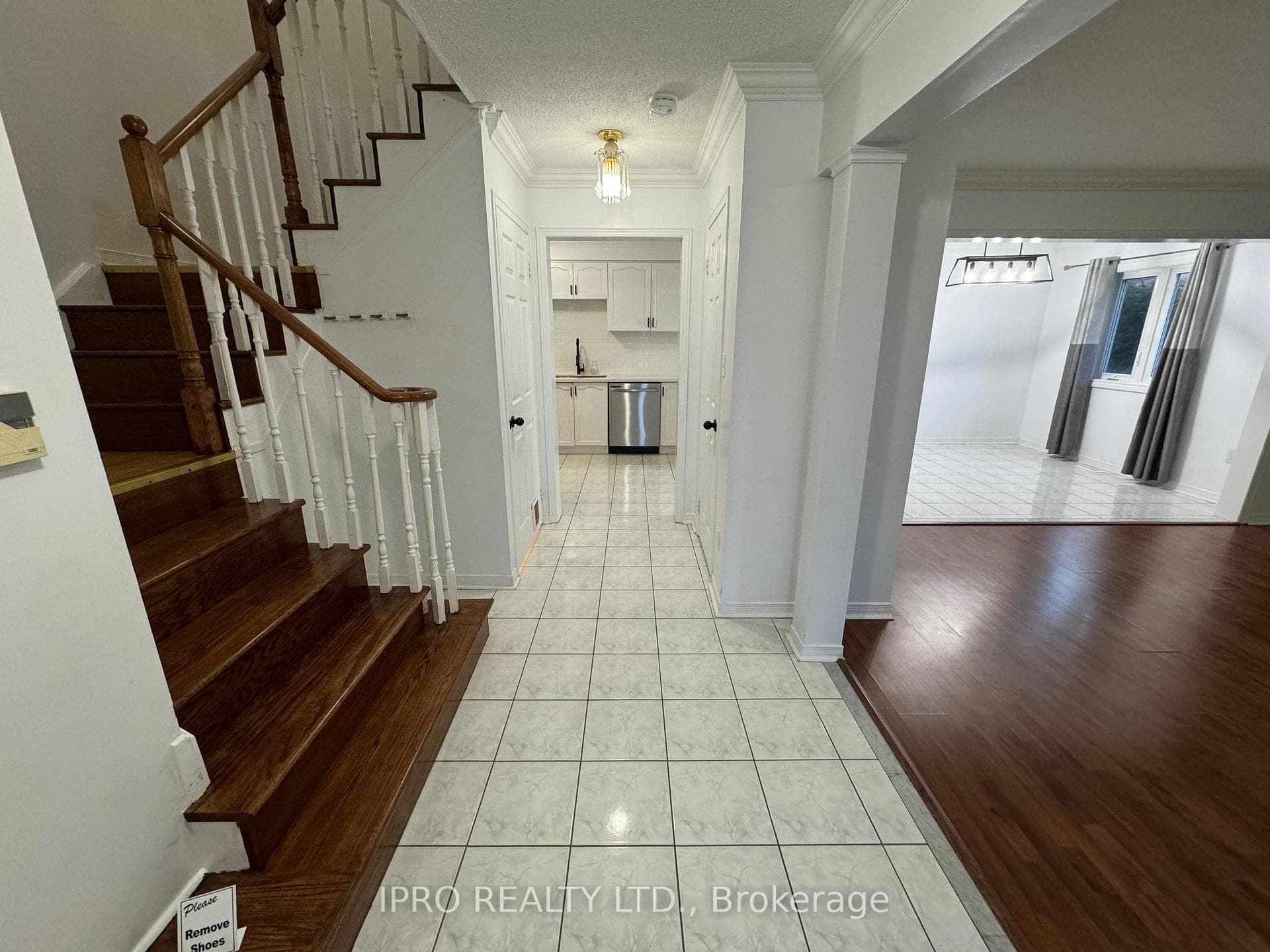 597 WALPOLE Crescent photo 3