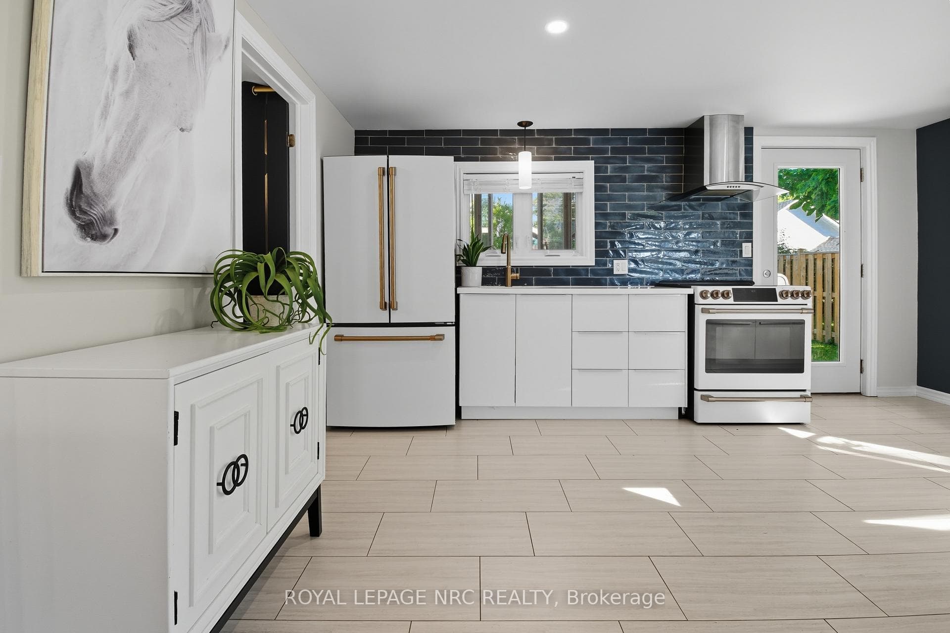 3964 Alexandra Road photo 15