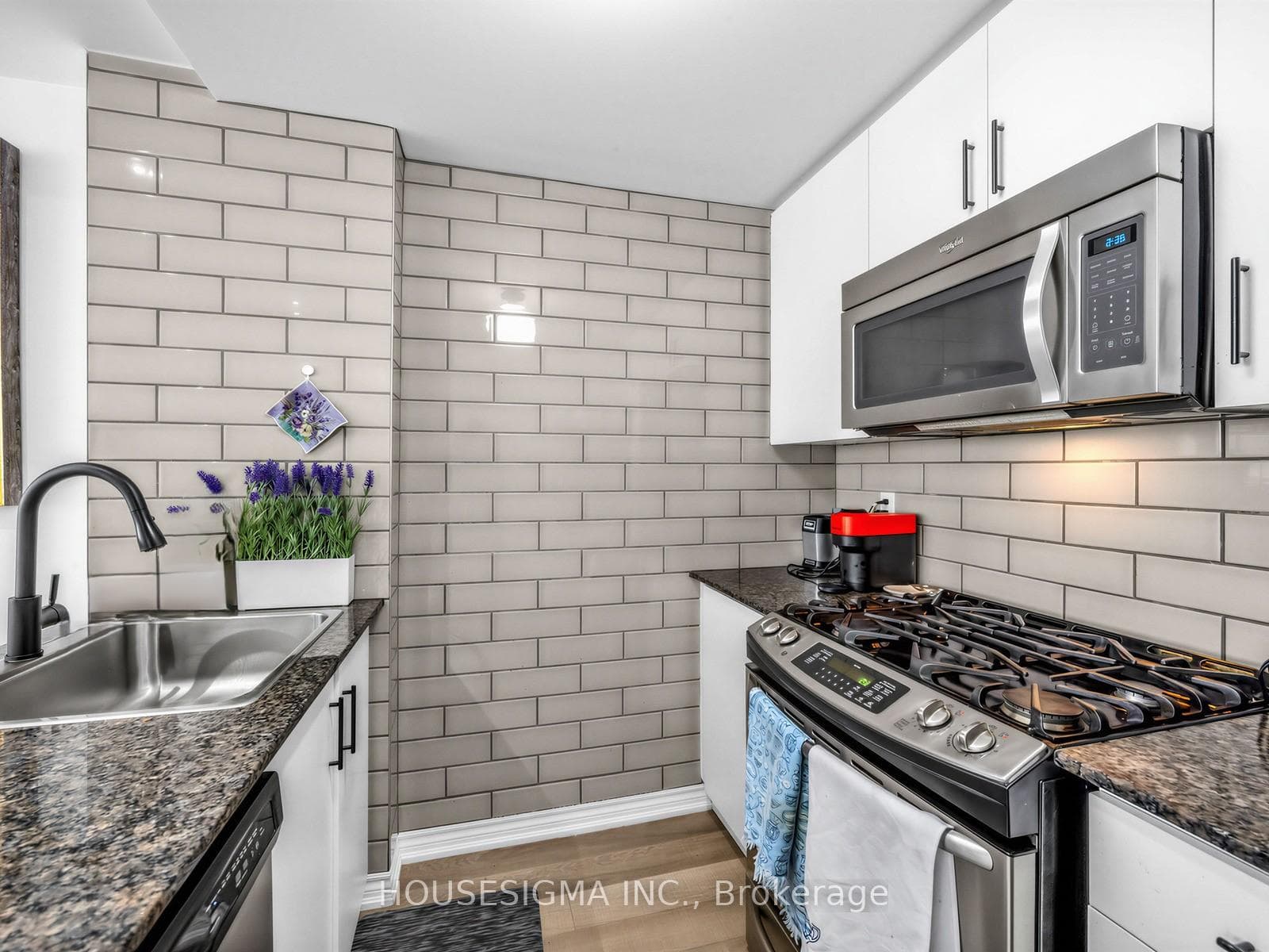 40 Carnation Avenue Unit 122 photo 8