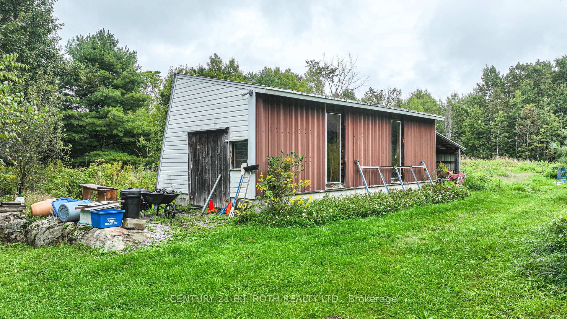 Detached workshop with electricity