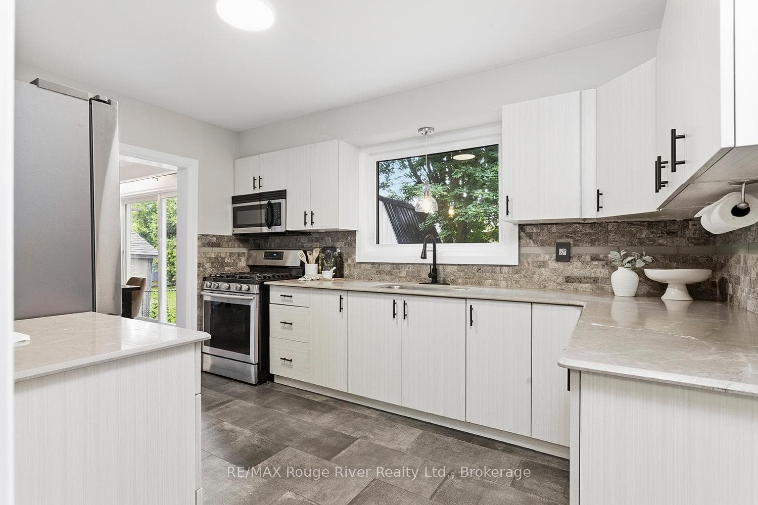 1187 Wakefield Crescent photo 17