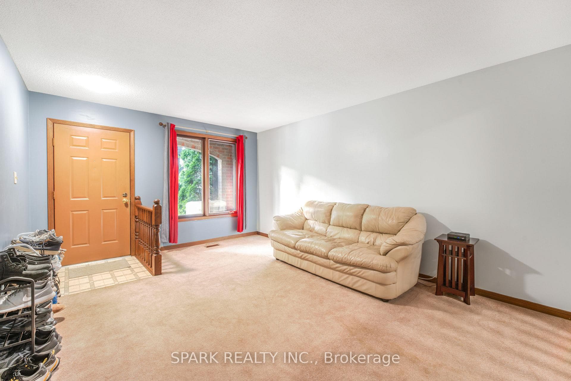28 Lampman Crescent photo 3